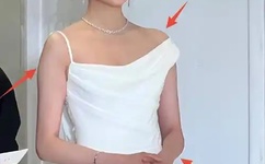 他的手探到我的衣服里作文